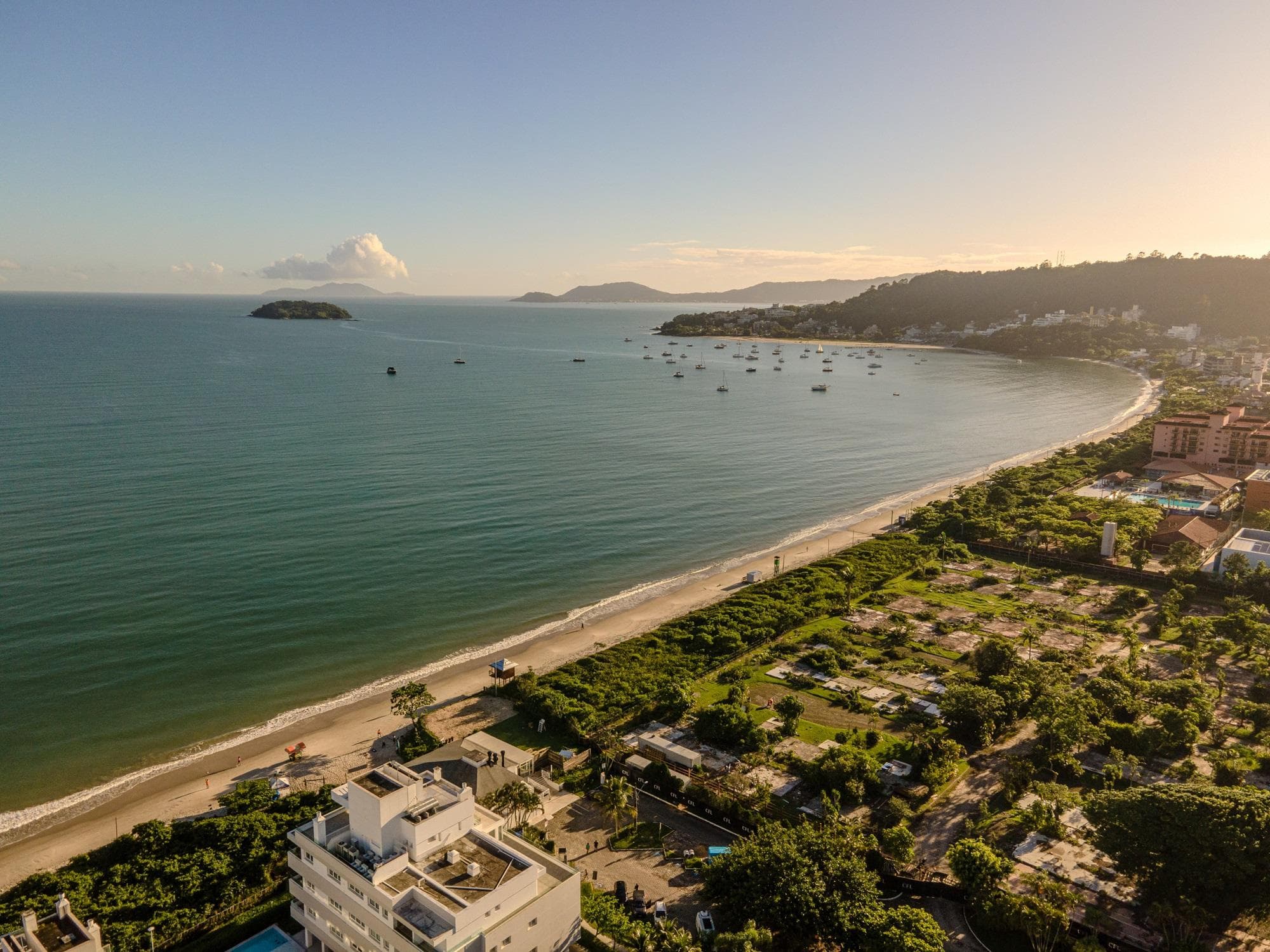 Vista aérea do terreno do Oceana by Arquitectonica em Jurerê Internacional